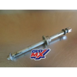 Axe de roue avant Suzuki 125 GN