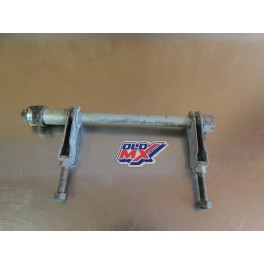Axe de roue arrière + tendeurs de chaine Suzuki 125 GN