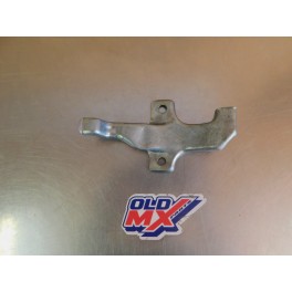 Patte de fixation pompe à huile Suzuki 250 RGV VJ22