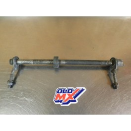 Axe de roue arrière + tendeurs de chaine Honda 80 CY