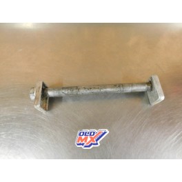 Axe + tendeurs de roue arrière KTM 125 GS 1991