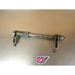 Axe + tendeurs de roue arri&egrave;re Honda 250/350 CB