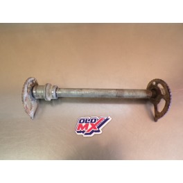 Axe de roue + tendeurs arri&egrave;re Suzuki 125 TSR